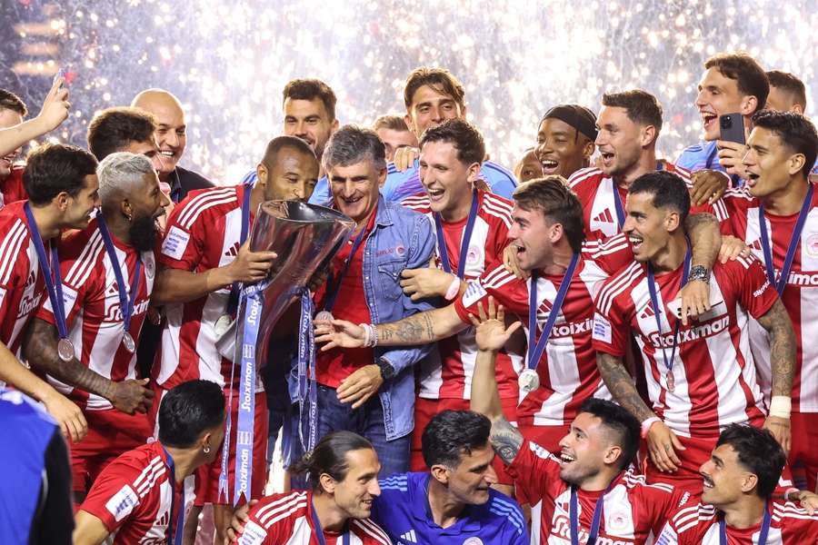 Mendilibar celebra la última Superliga Griega