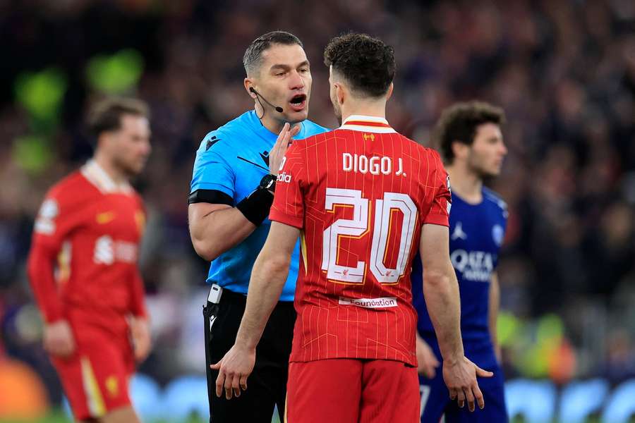 Diogo Jota, în discuție cu Istvan Kovacs, în timpul unui duelului PSG - Liverpool din optimile Champions League 2024/2025