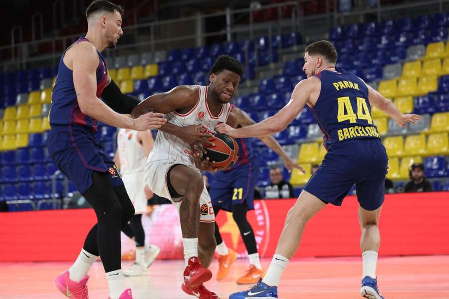 Dan Oturu ante Joel Parra y Willy Hernangómez