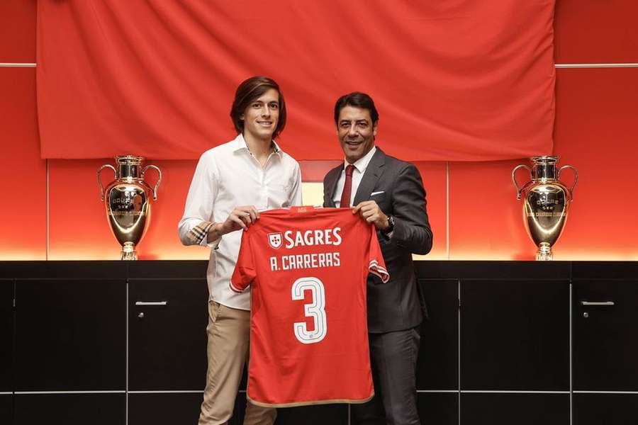 Álvaro Carreras, que posa junto a Rui Costa, llevará el número 3 en el Benfica