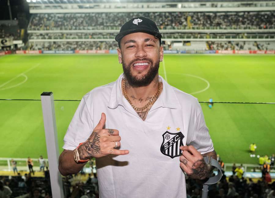 Neymar esteve na Vila Belmiro nesta quinta-feira (20)