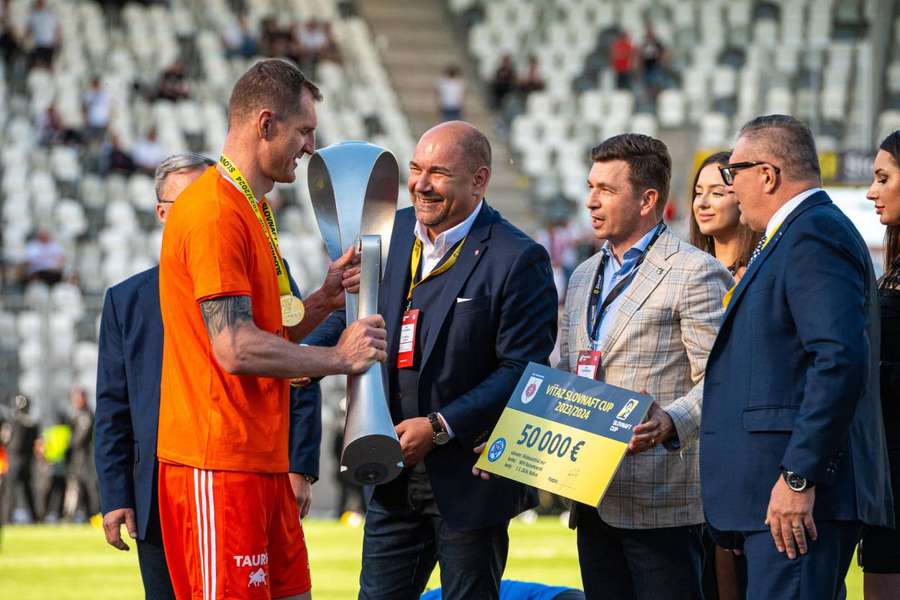 Ján Maslo pri preberaní Slovenského pohára za sezónu 23/24.