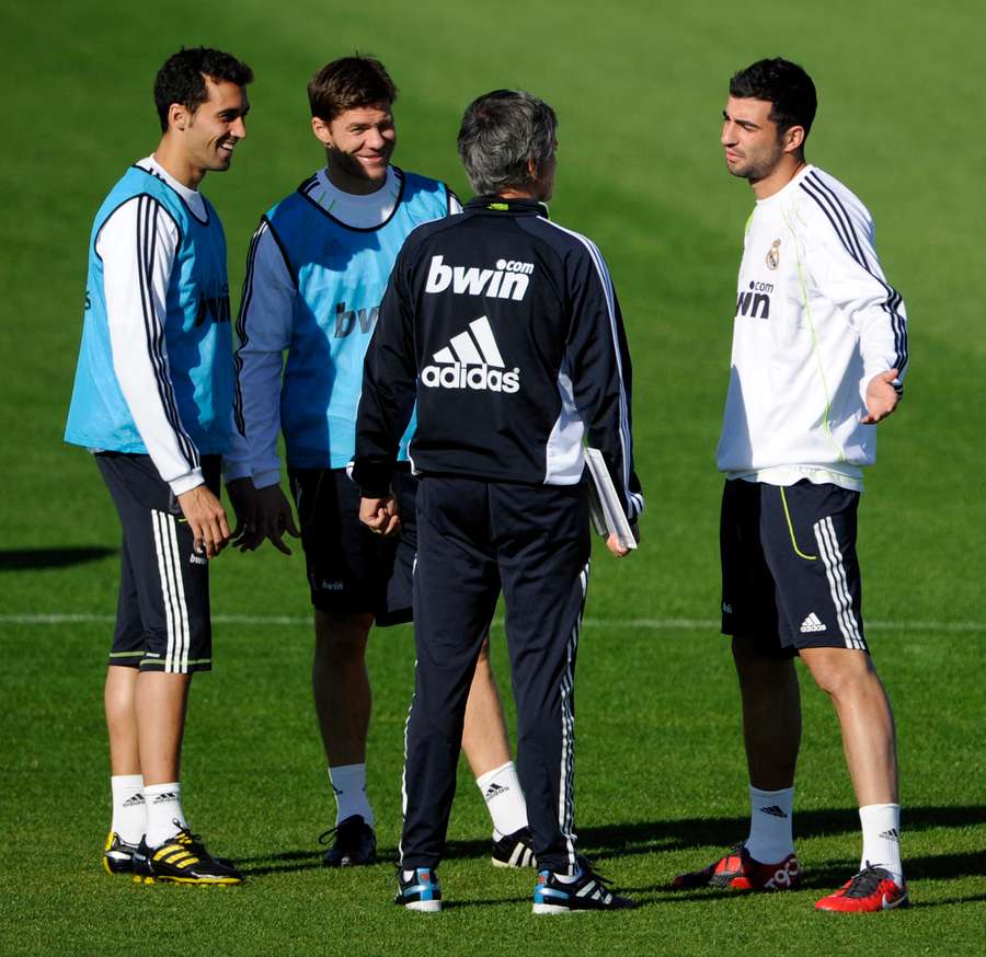 Mourinho de dos avec Arbeloa et Alonso à gauche et Albiol à droite