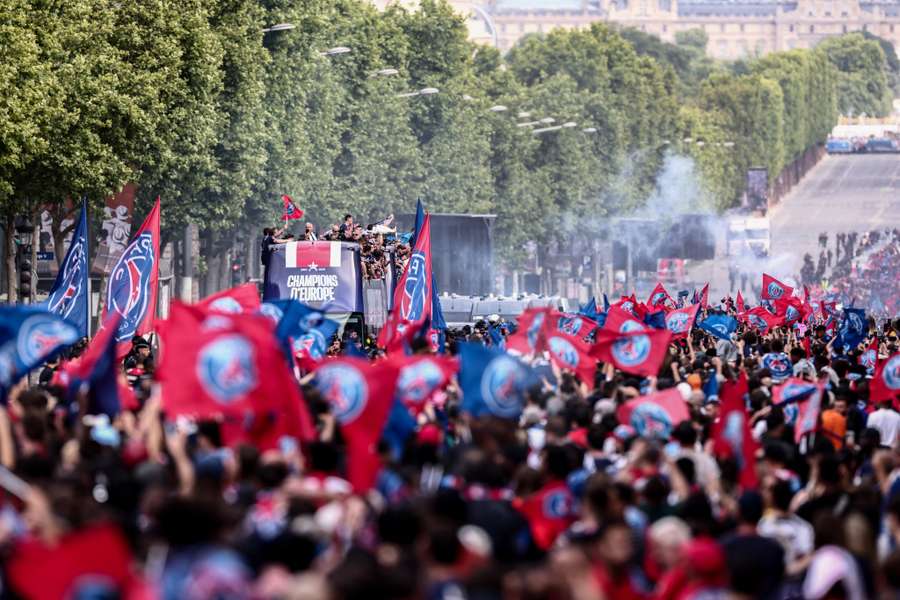 La parade du bus parisien sur les Champs-Élysées aurait peut-être mérité un hommage plus grandiose ce dimanche…