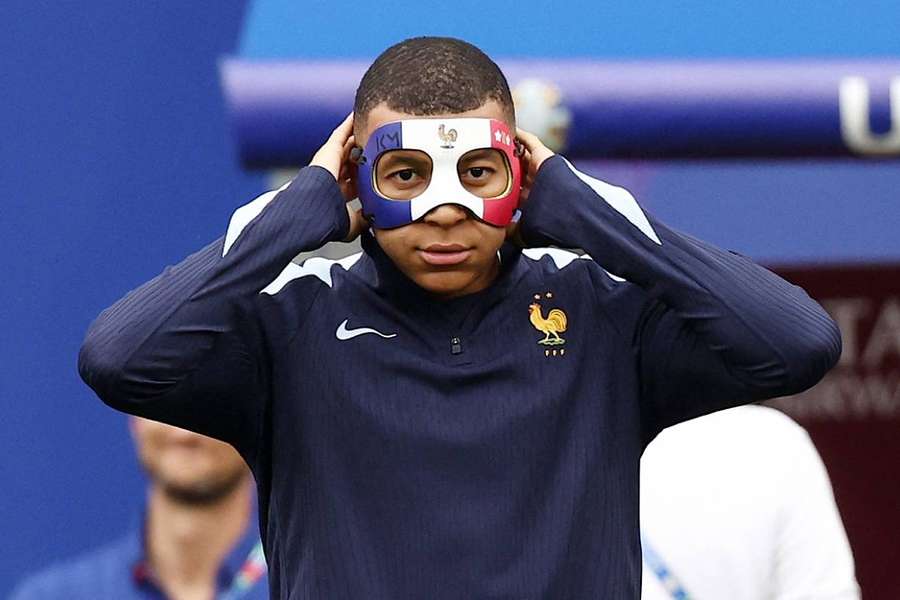 Mbappé ya se entrena con una máscara tras fracturarse la nariz