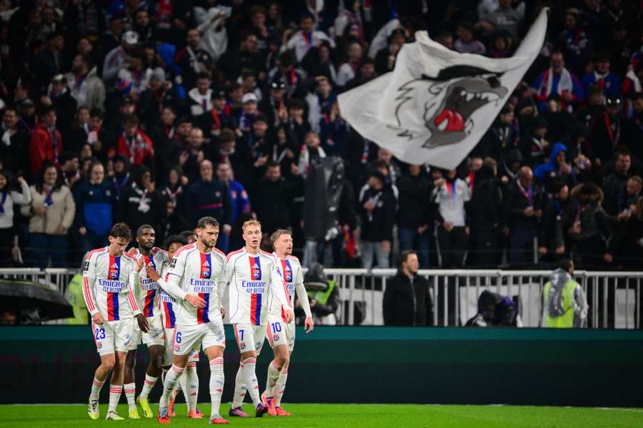 À 11 contre 10, l'OL arrache la victoire dans le money-time face à Strasbourg À 11 contre 10, l'OL arrache la victoire dans le money-time face à Strasbourg