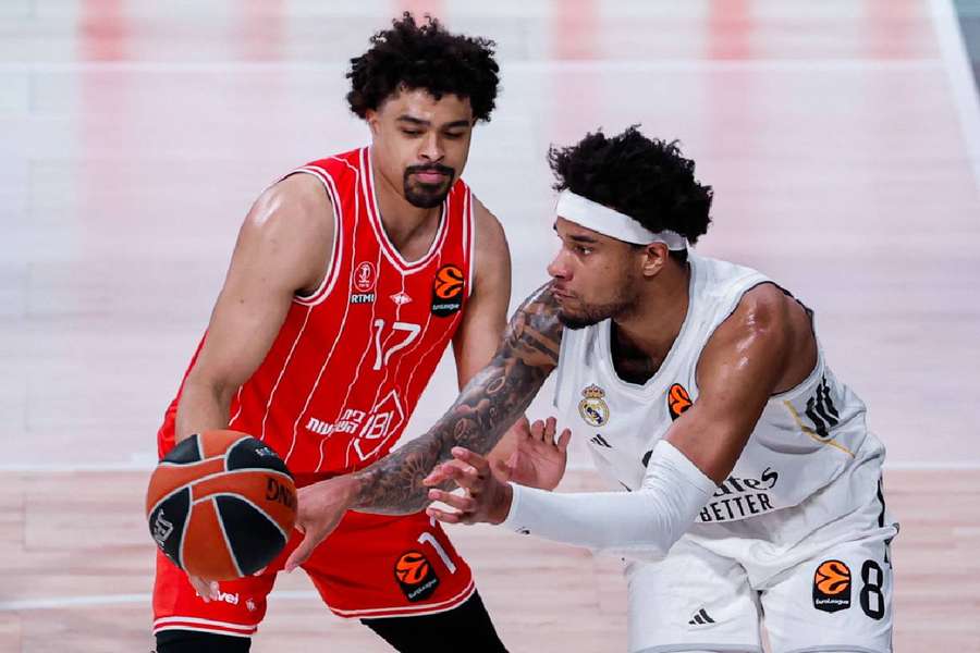 Okeke, pasando el balón tras rebotear