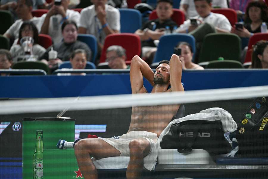 Novak Djokovic între două game-uri Novak Djokovic între două game-uri