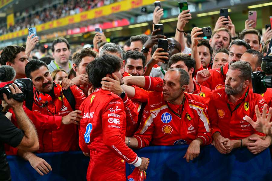 Carlos Sainz celebra emocionado su segunda plaza en Abu Dabi