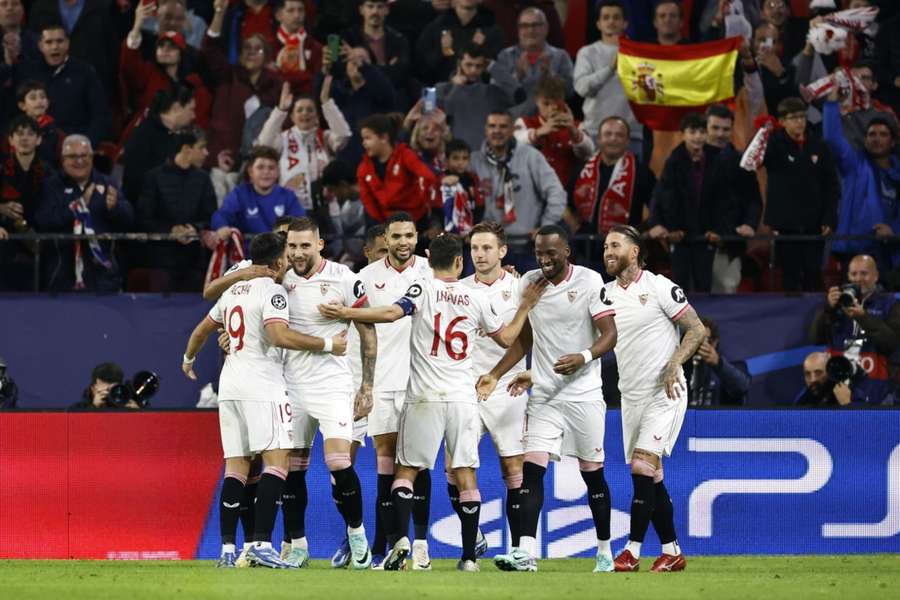 Los jugadores del Sevilla celebran un gol ante el PSV Eindhoven