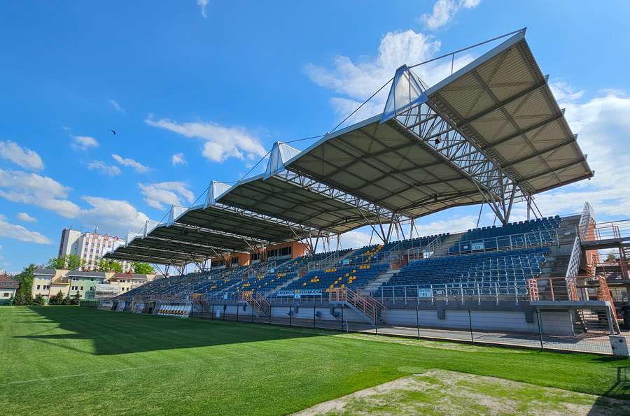 Główna i najnowsza trybuna stadionu w Tarnobrzegu