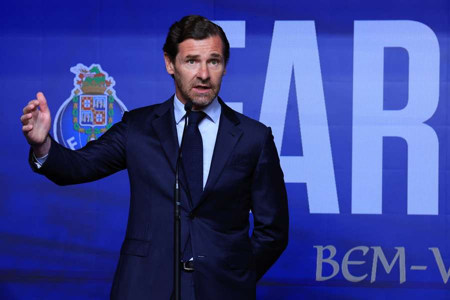 Villas-Boas durante a apresentação de Farioli