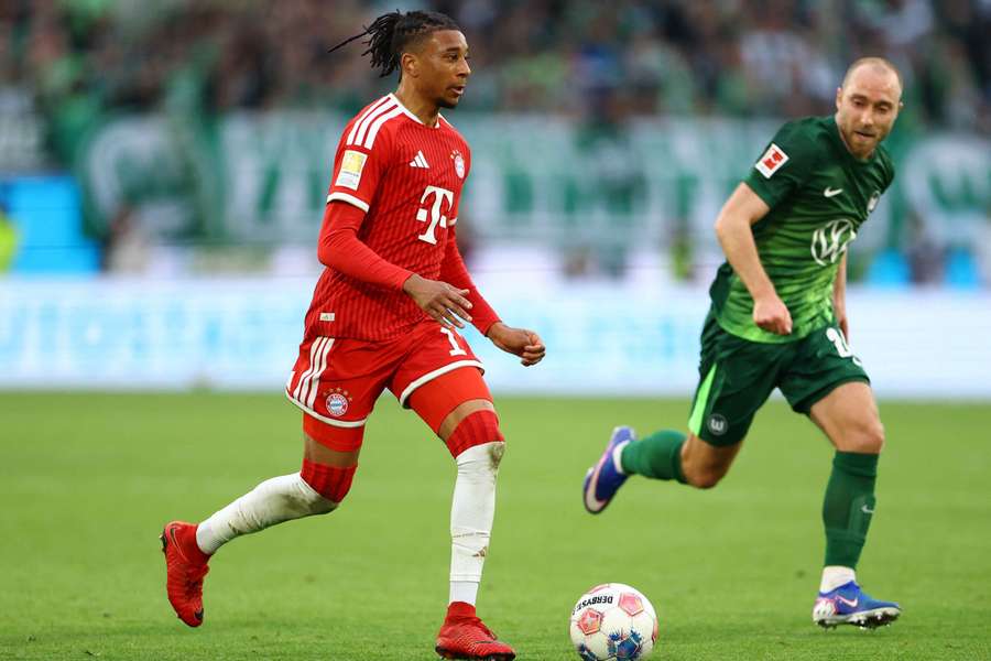 Olise conduce el balón
