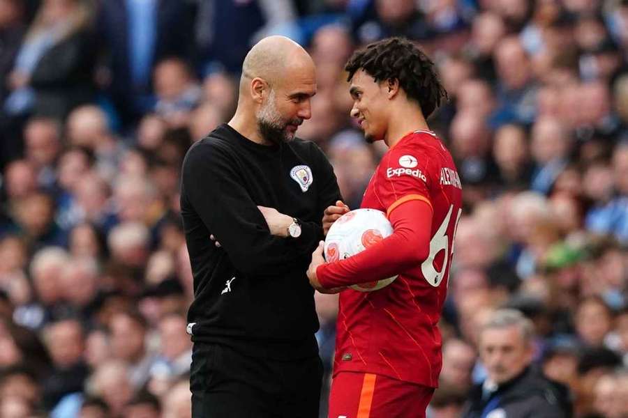 Pep Guardiola, treinador do Manchester City, e Alexander-Arnold, jogador do Liverpool