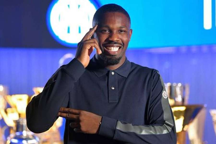 Marcus Thuram tout sourire devant la vitrine intériste.