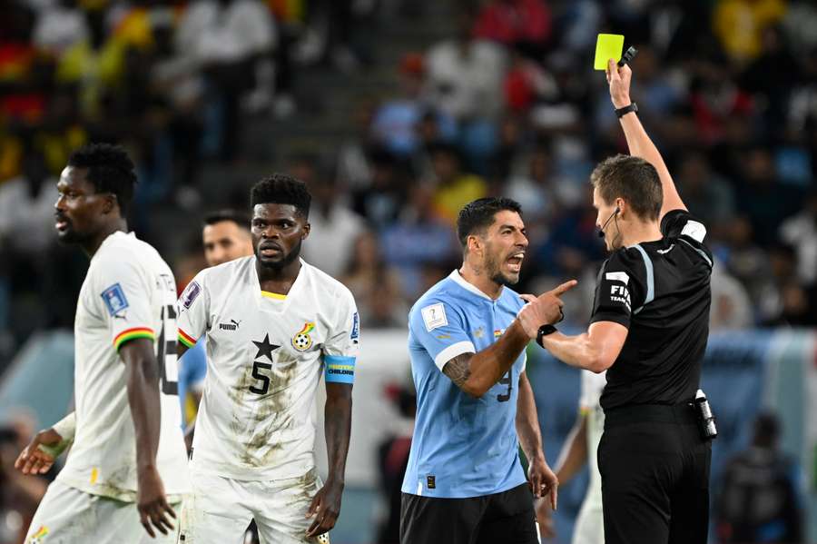 Selecionador uruguaio e Suárez criticaram a FIFA