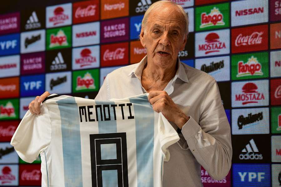 César Luis Menotti, en 2019 con la camiseta de Argentina