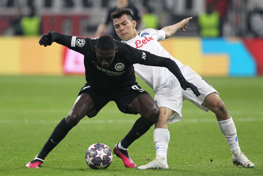 Lozano e Kolo Muani in azione durante il match di Champions