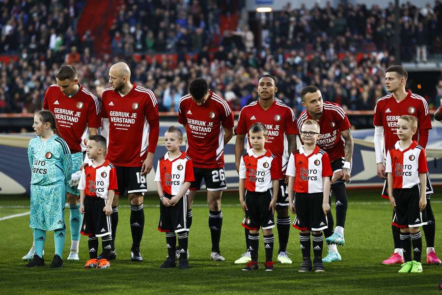 Feyenoord-spelers dragen shirts met de gevleugde uitspraak van John de Wolf