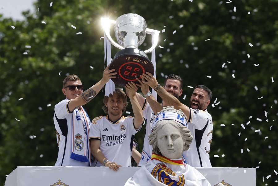 Toni Kroos (l.) feiert in Madrid den Meistertitel