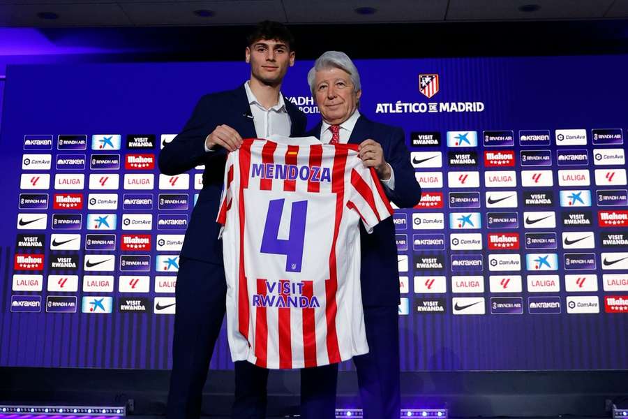 Rodrigo Mendoza, junto a Enrique Cerezo en su presentación