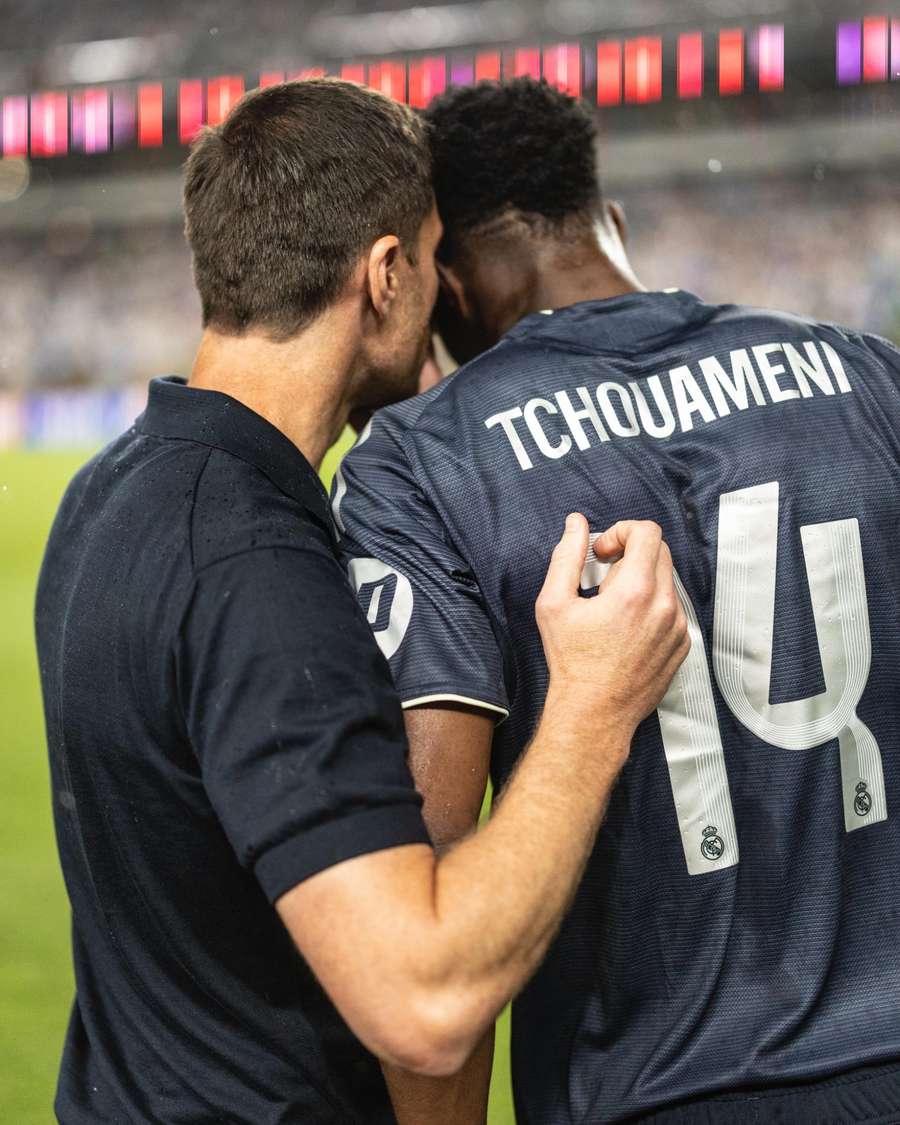 Xabi e Tchouaméni discutem estratégia Xabi e Tchouaméni discutem estratégia