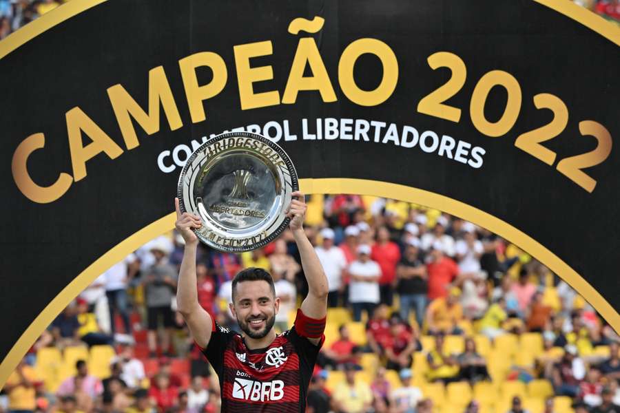 Everton Ribeiro ergue o troféu de melhor em campo na final da Libertadores