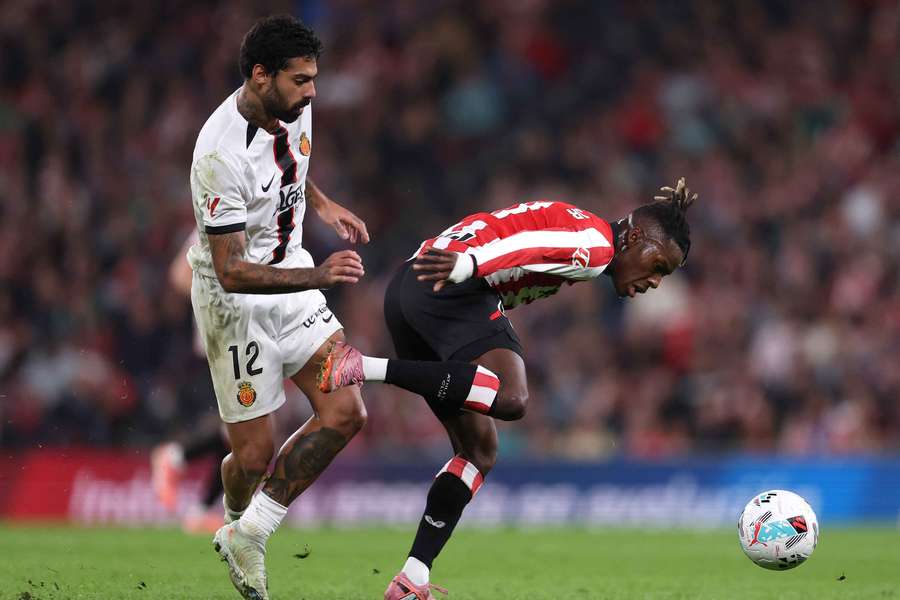 Nico Williams lucha con Samu Costa por un balón