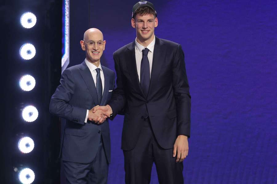 Hannes Steinbach beim NBA Draft 2026 mit Commissioner Adam Silver