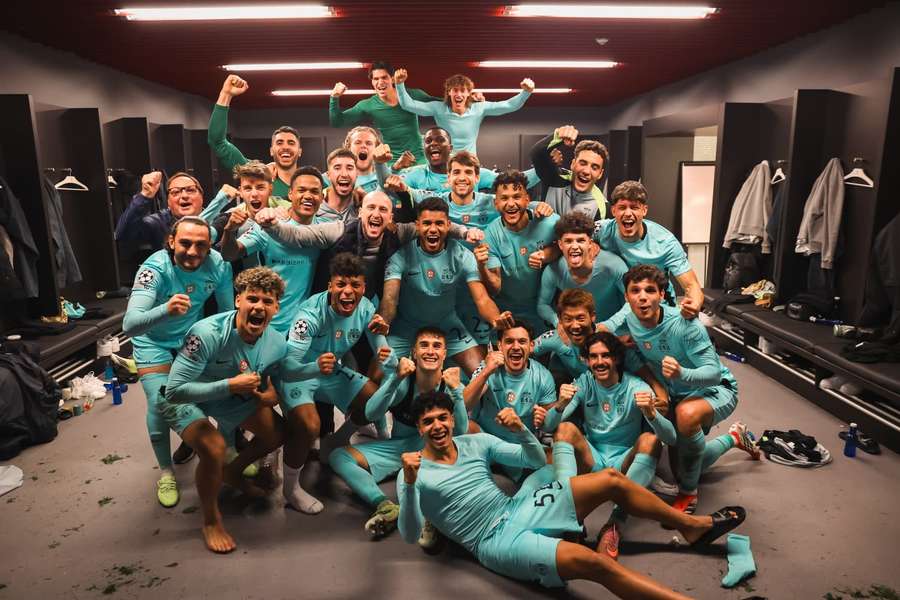 A festa dos jogadores do Sporting no balneário de San Mamés