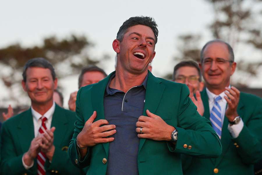 Rory McIlroy celebra emocionado la conquista del Masters 2025 mientras recibe la icónica Chaqueta Verde de Scottie Scheffler en Augusta