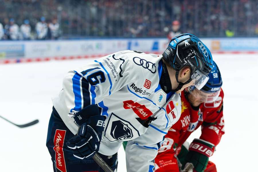 Ingolstadts Johannes Krauß (l.) und Maximilian Renner von Augsburg im Zweikampf Ingolstadts Johannes Krauß (l.) und Maximilian Renner von Augsburg im Zweikampf