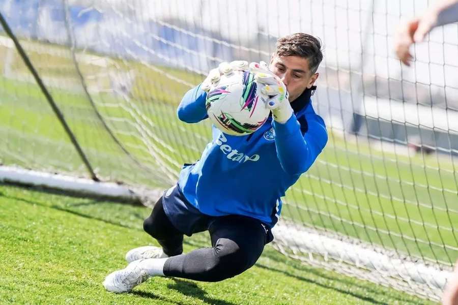 Cláudio Ramos já trabalhou condicionado no treino do FC Porto