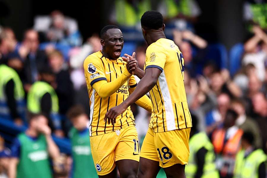 Minteh (izq.) celebra tras asistir a Welbeck (der.)