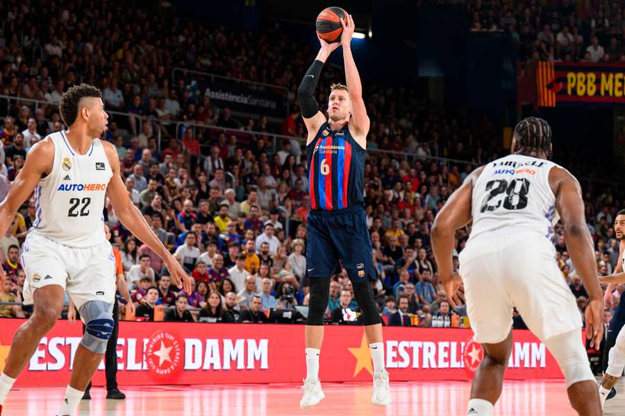 Vesely, con su peculiar tiro a cuatro metros