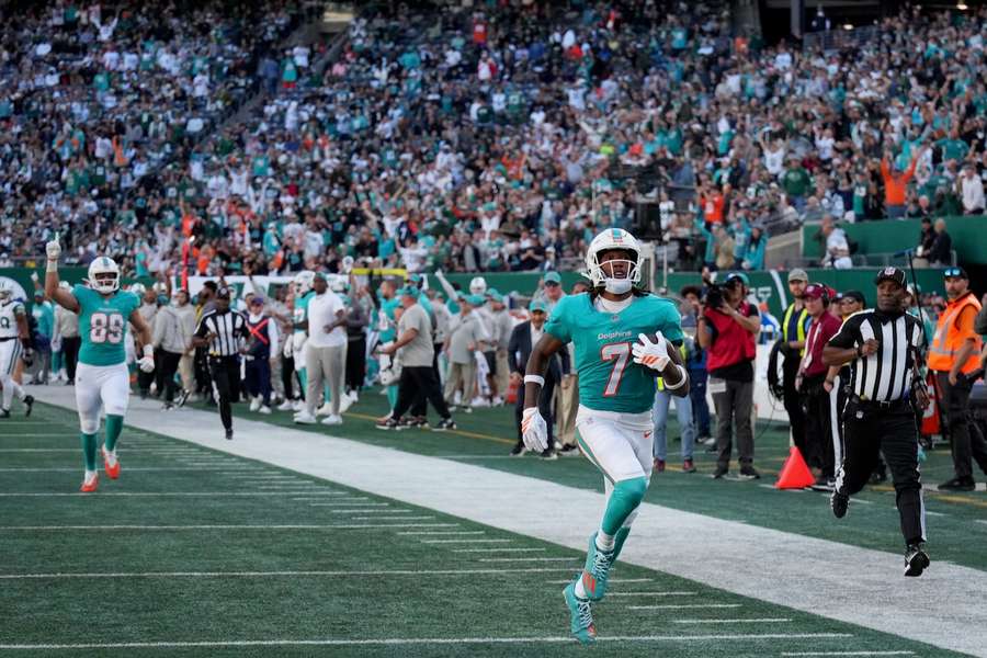 Dolphins-Receiver Caleb Douglas mit einem Catch gegen die Jets Dolphins-Receiver Caleb Douglas mit einem Catch gegen die Jets