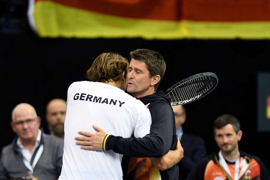 Michael Kohlmann (r.) mit Alexander Zverev beim Davis Cup 2023.