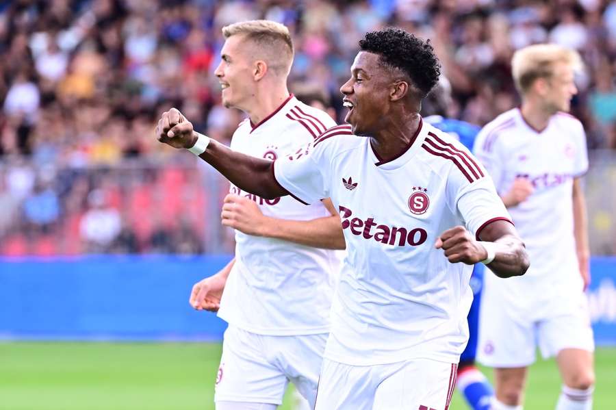 John Mercado dal proti Artisu vítězný gól Sparty.