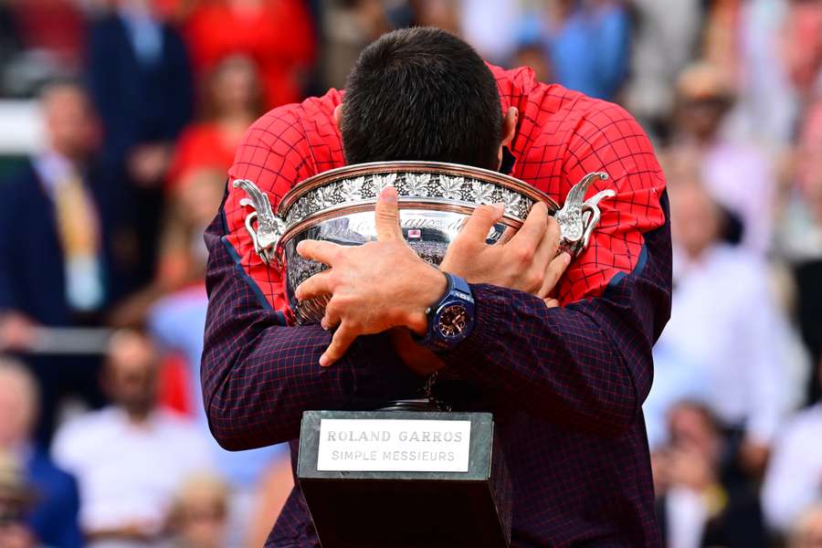 Djoko mergulhado no troféu