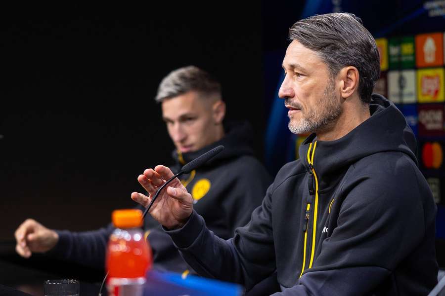 Kovac (r.) mit Schlotterbeck auf einer Pressekonferenz Ende September