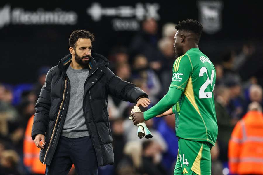 Ruben Amorim klatscht nach dem Spiel mit Andre Onana ab.