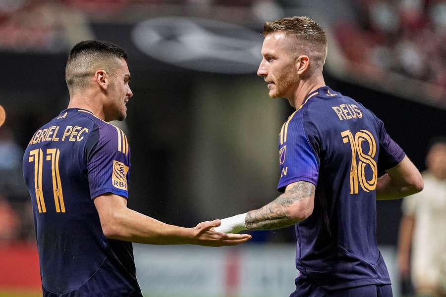 Reus jubelt mit Doppeltorschütze Pec Reus jubelt mit Doppeltorschütze Pec