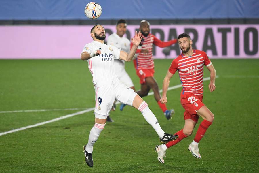 Domingos Duarte num frente a frente com Karim Benzema em 2020 Domingos Duarte num frente a frente com Karim Benzema em 2020