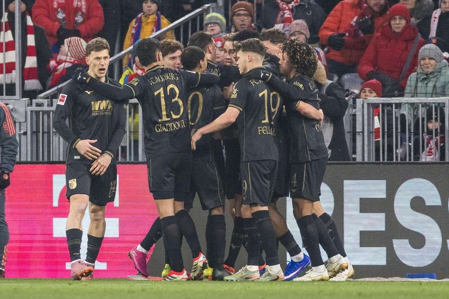 Radość piłkarzy Augsburga w Monachium 