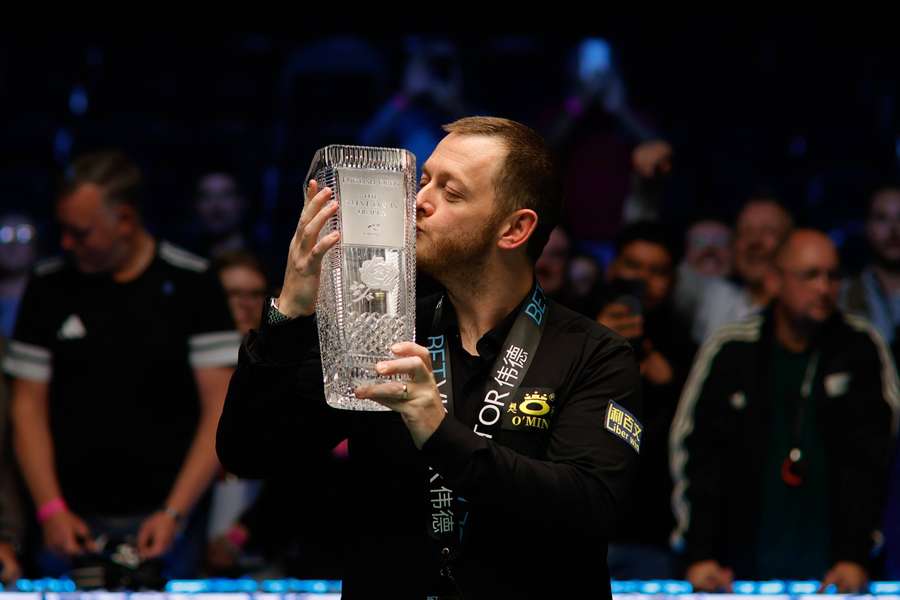 Mark Allen jubelt mit seiner Trophäe.