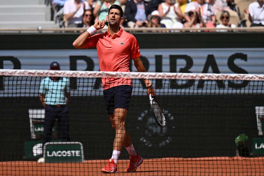 Novak Djokovic in azione durante il suo incontro di primo turno al Roland Garros