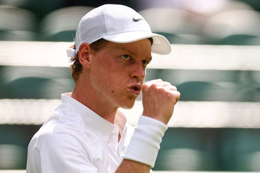 Sinner, cabeça de chave número um, passa para a segunda rodada de Wimbledon