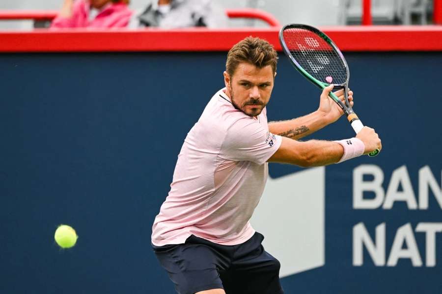 Wawrinka returns the ball against Ruud