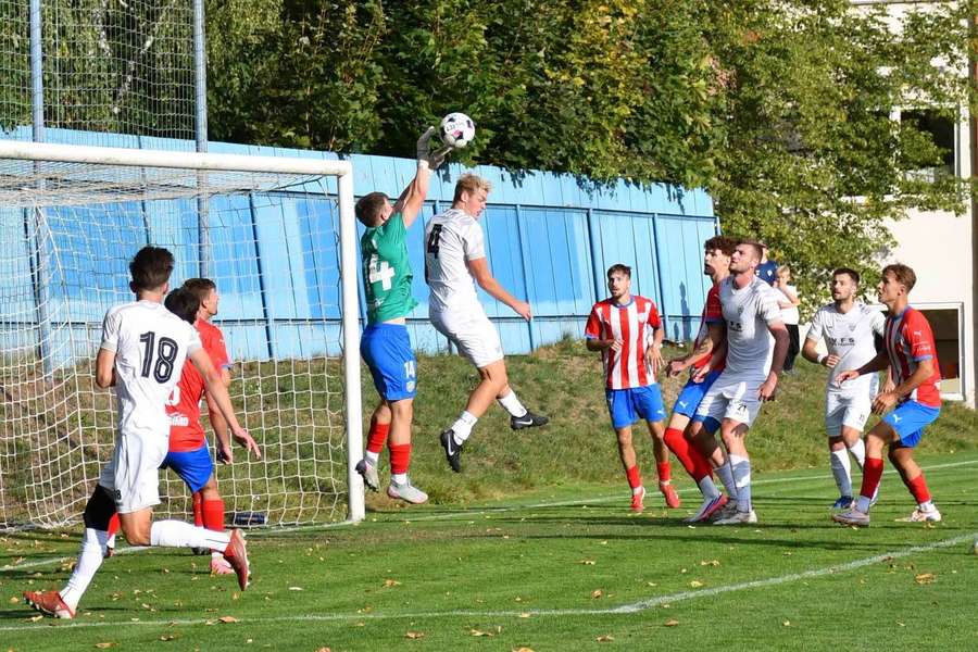 Kopl soupeře, dostal červenou. Zbrojovce nezbyl gólman, do brány šel stoper a vychytal nulu