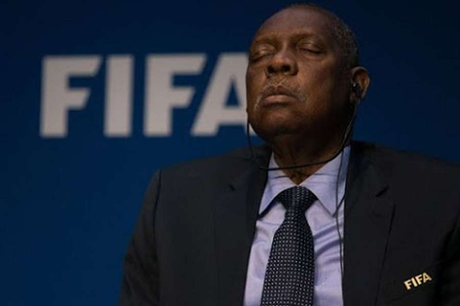 Issa Hayatou liderou interinamente a FIFA após a crise de corrupção naquele organismo em 2015